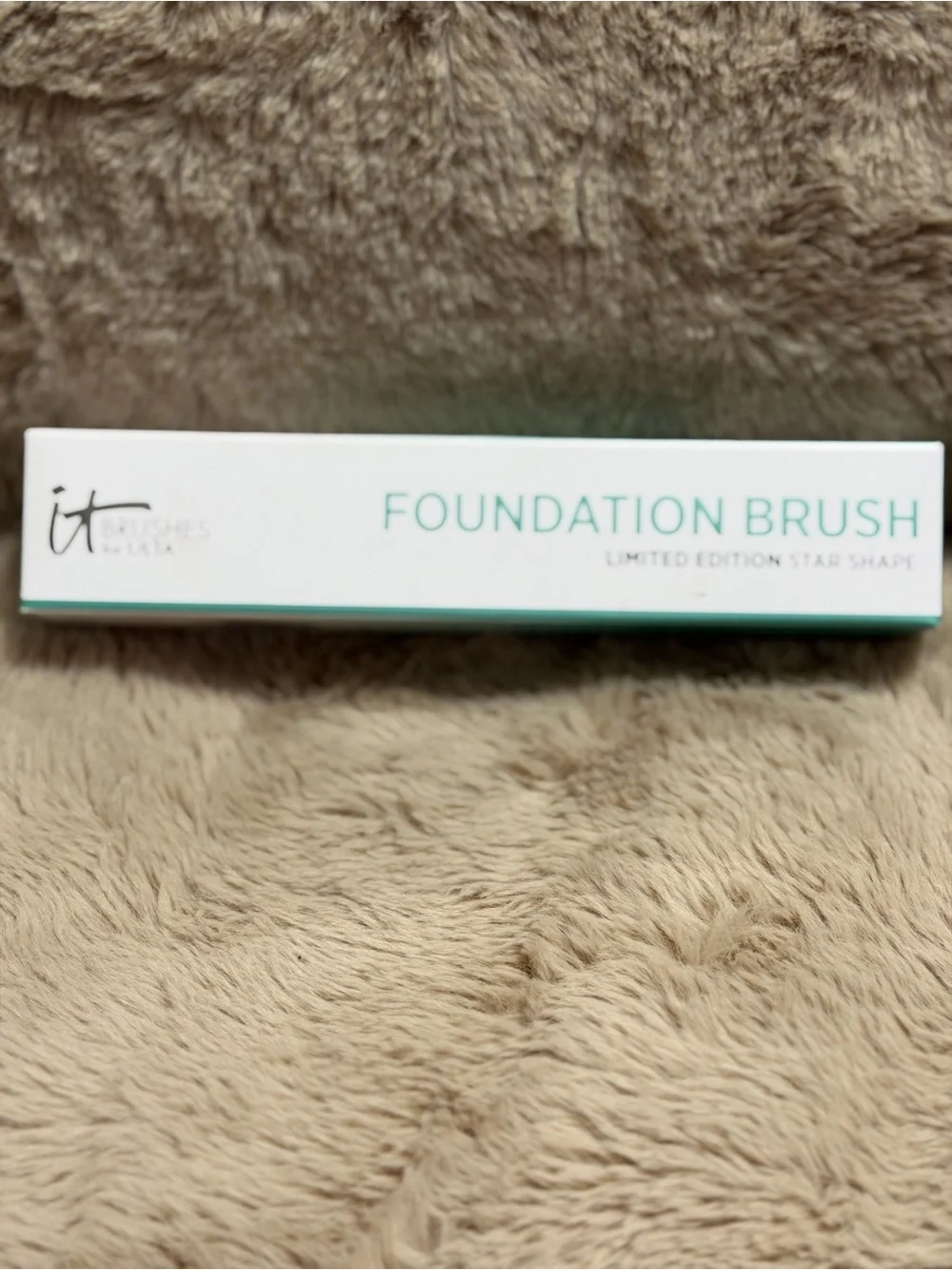 it cosmetics Foundation Brush - White & Teal Packaging